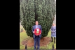 Mark Spencer and Jane Walker laying a wreath in Calverton